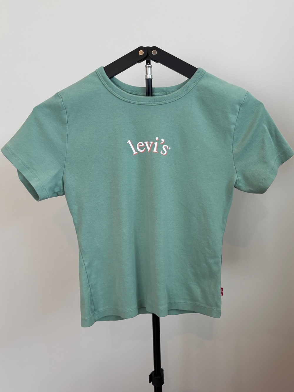 Levi’s women’s short sleeve logo tee in a soft muted sage/mint green, size XS.